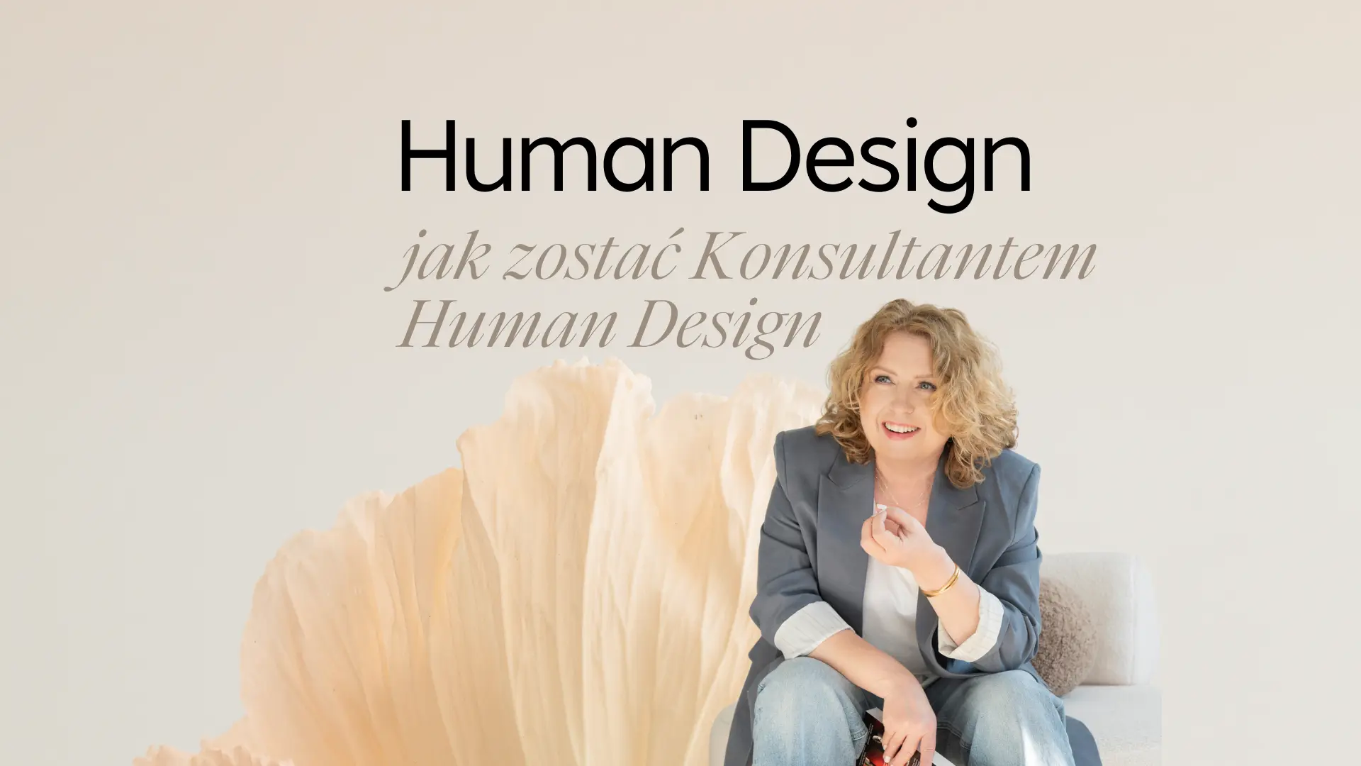 Kobieta z laptopem przy artykule o tym, jak zostać konsultantem Human Design